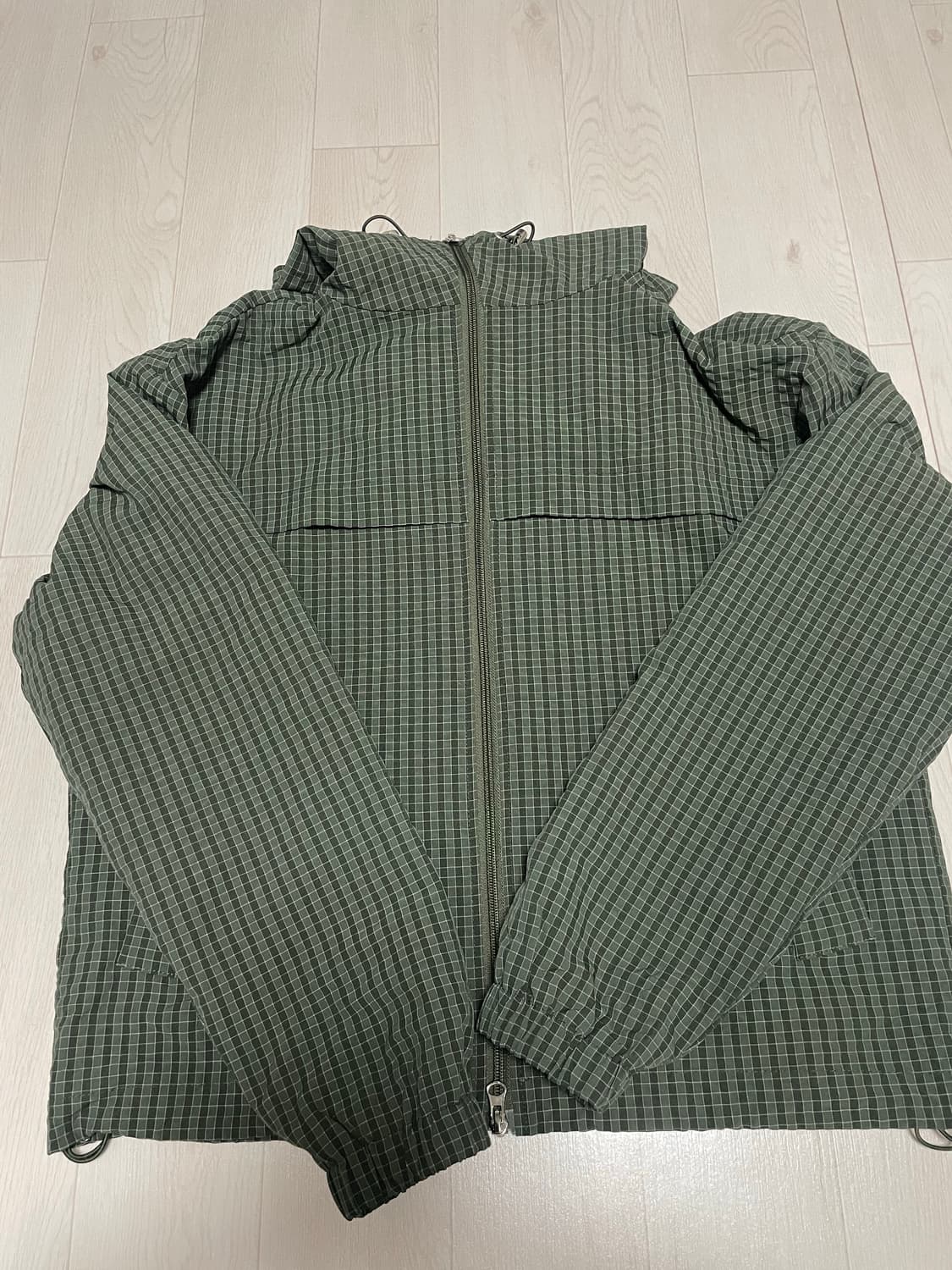 굿라이프웍스 데일리 체크 윈드브레이커 카키 XS사이즈 팝니다.  상품이미지5