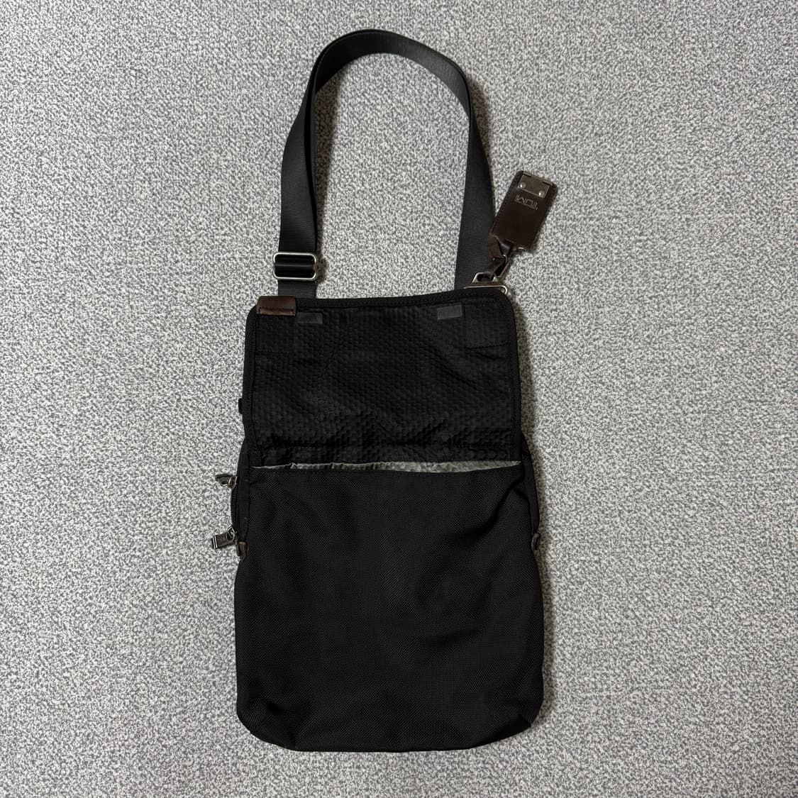 TUMI 투미 알파브라보 크로스백 상품이미지4