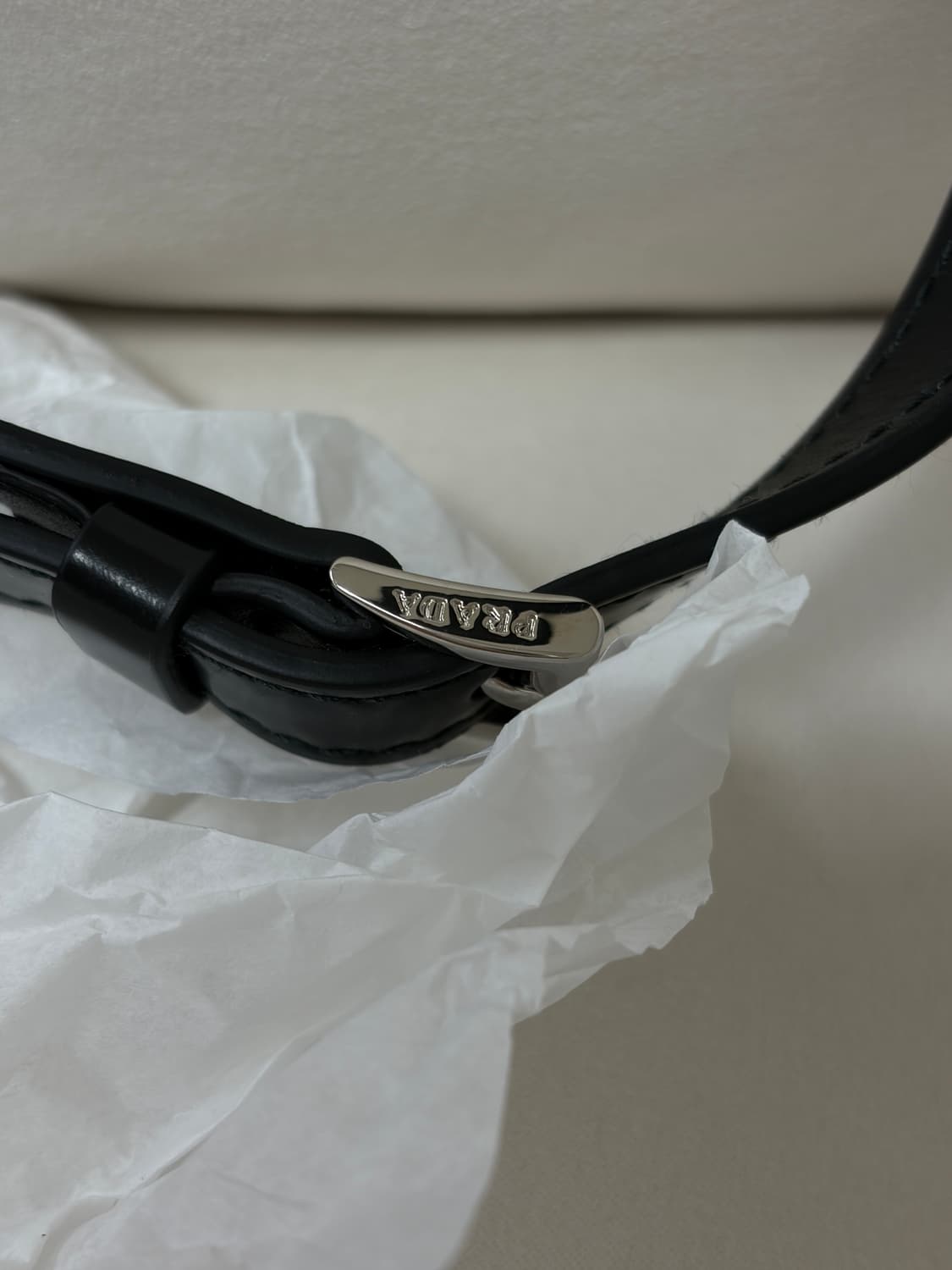 프라다 브러시드 가죽 숄더백 (1회 착용) 상품이미지4