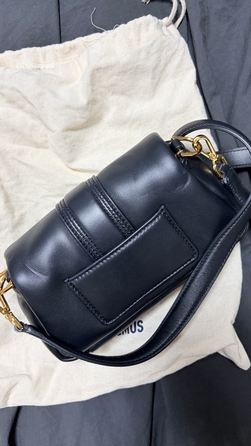 [Jacquemus] 자크뮈스 르 쁘띠 푸퍼 램스킨 밤비무백 블랙 상품이미지4