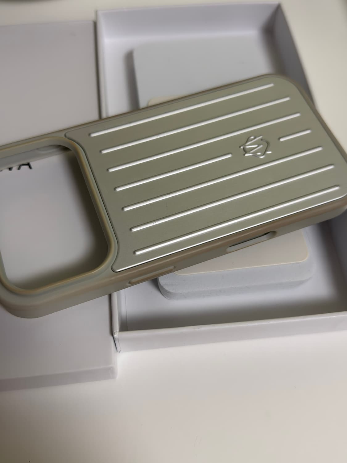 정품 리모와 아이폰17프로 실버 케이스 상품이미지2