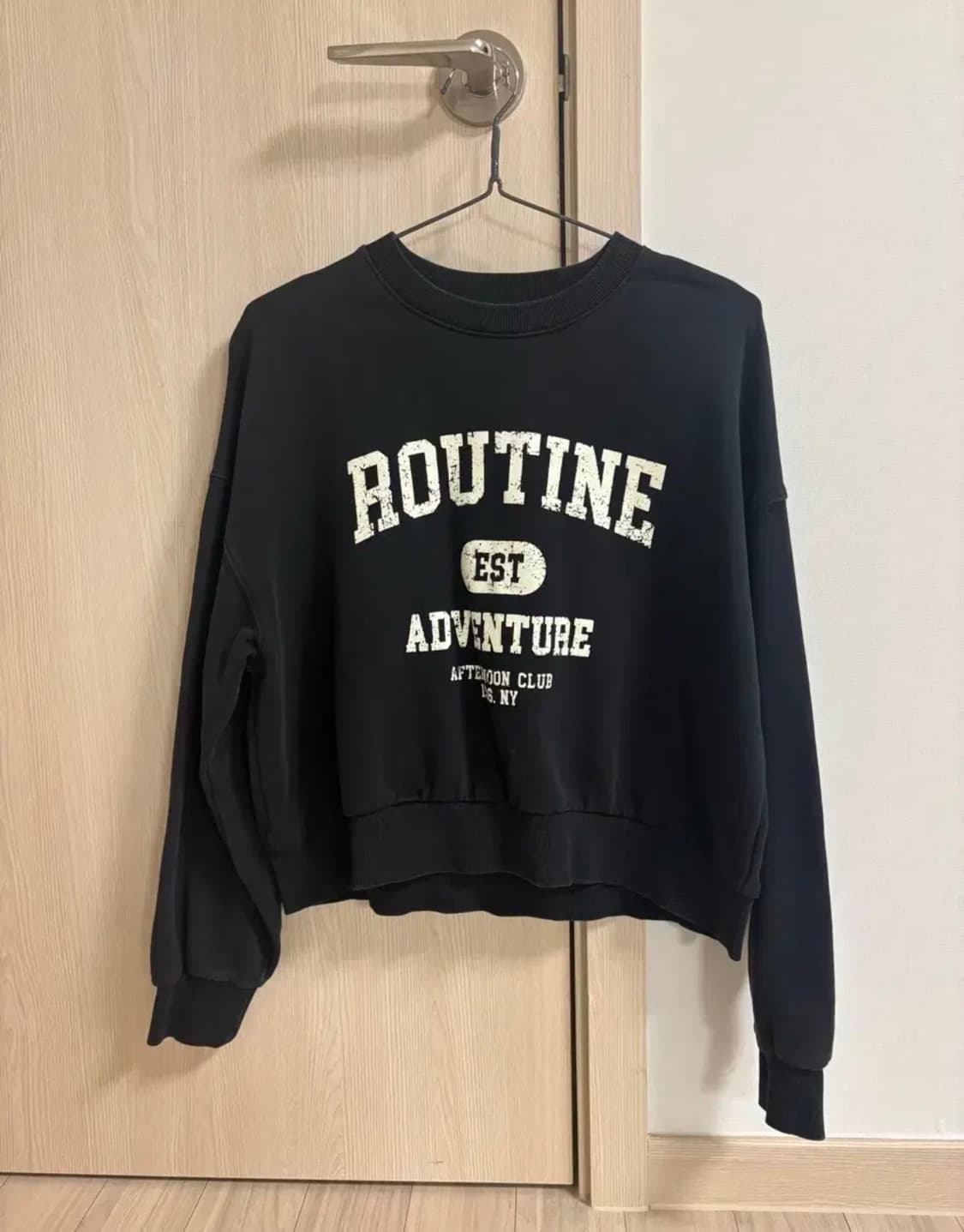 에잇세컨즈 긴팔 검정 크롭 맨투맨 상품이미지1