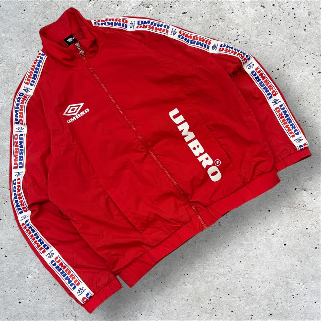 [105] 엄브로 레드 트랙 바람막이 자켓 C38 상품이미지1