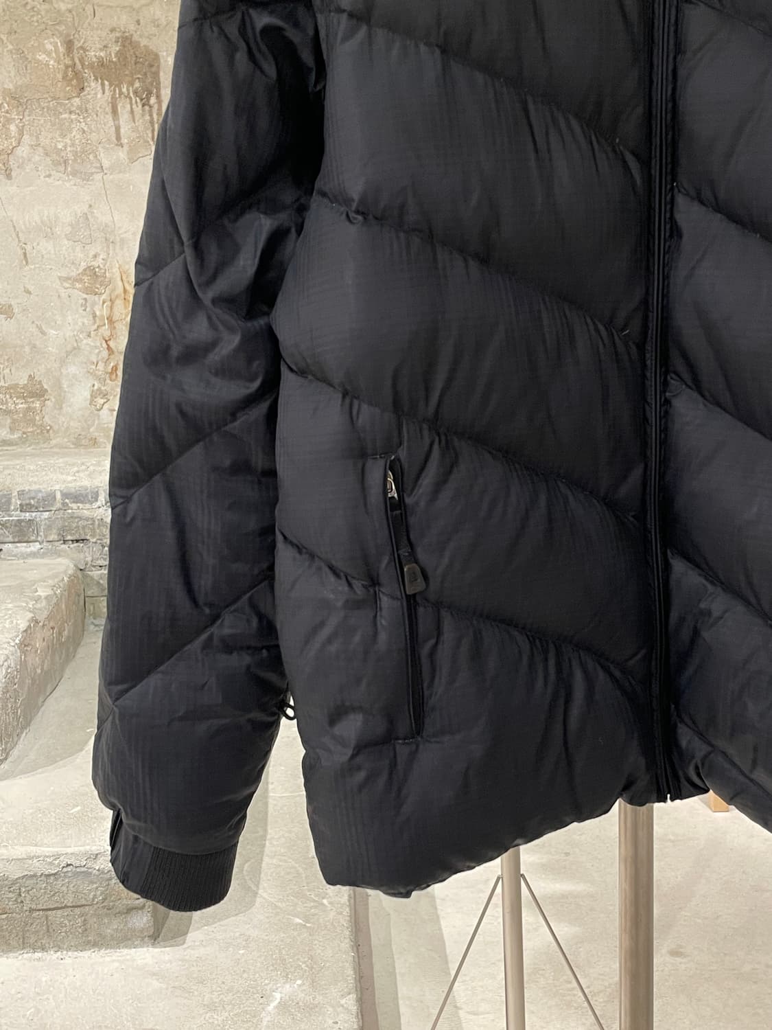 오클리 00’s 블랙 로고 덕 다운 패딩 상품이미지4