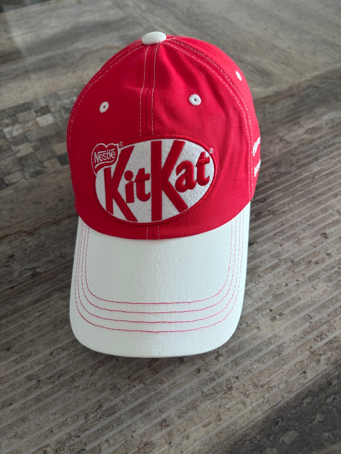 킷캣 x 에이카화이트 볼캡 상품이미지1