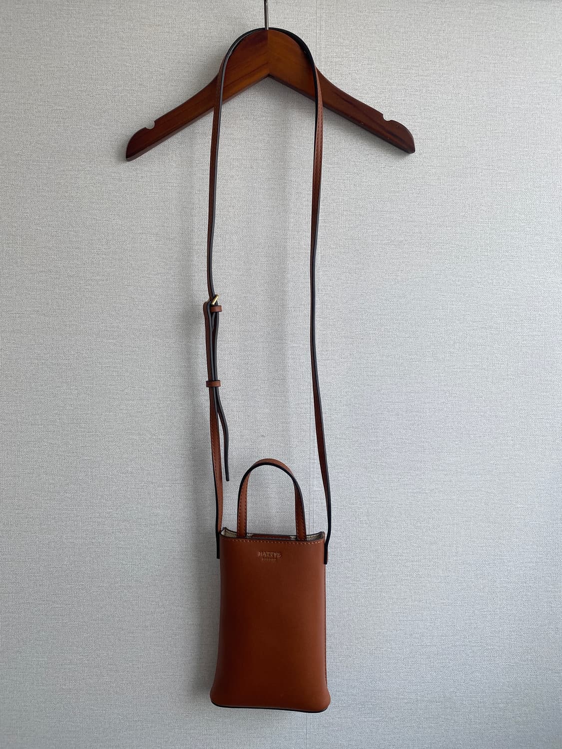 헤지스 가죽 미니 크로스백 상품이미지3