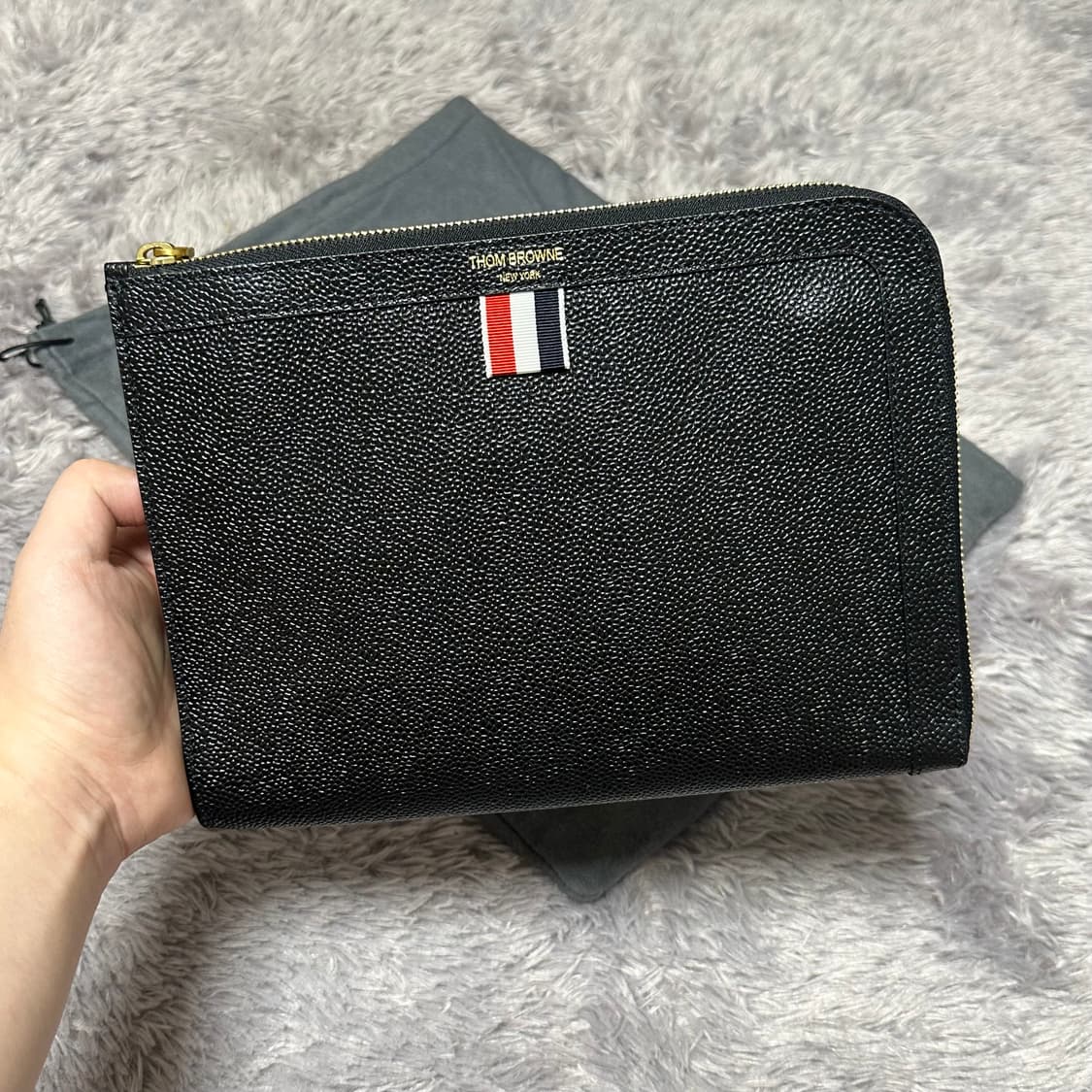 [정품 OS] 톰브라운 삼선탭 페블 그레인 클러치 블랙 상품이미지1