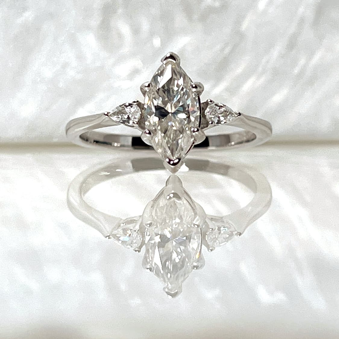 *새상품* 모이사나이트 마퀴브 컷 사이드 스톤 은반지 상품이미지1