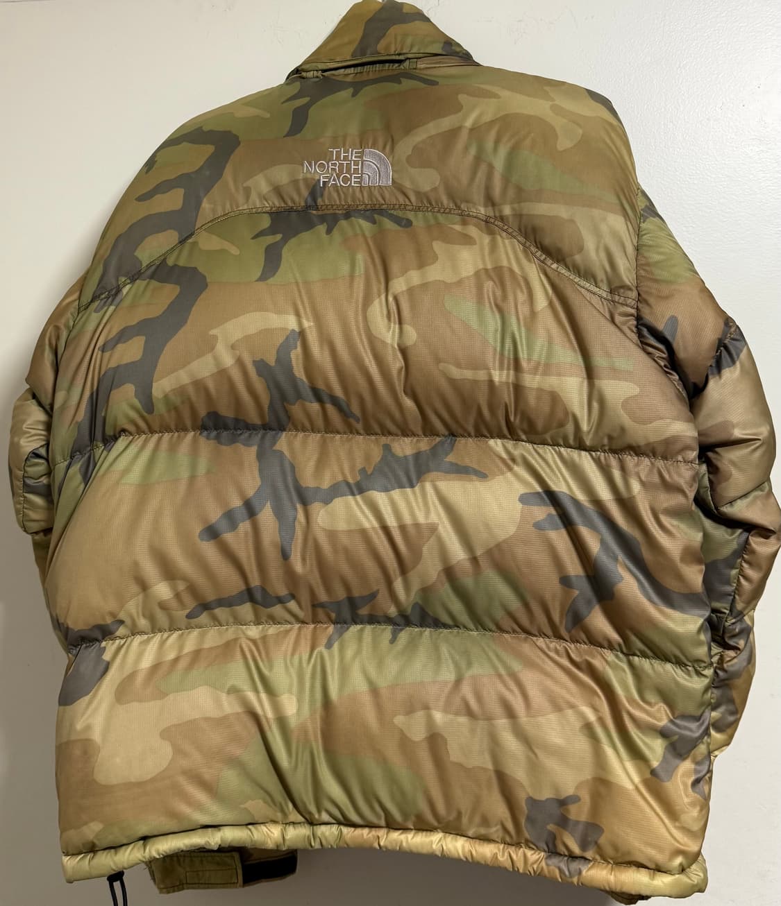 노스페이스 카모 센터로고 눕시 700 패딩 상품이미지2