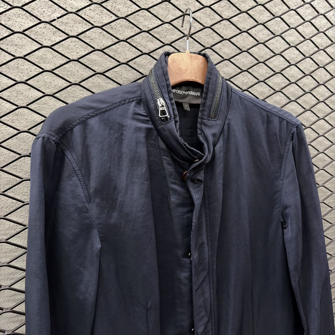 엠포리오 아르마니 캐주얼 코트자켓 사파리포켓 패커블 후드 디테일 네이비 상품이미지3