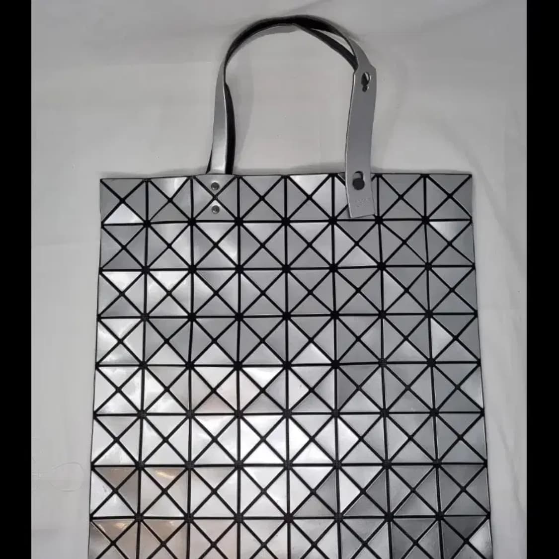 바오바오 이세이미야케 루센트 실버 토트백 상품이미지3