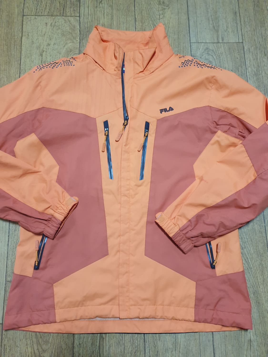 1207 휠라 아웃도어 바람막이 95 사이즈입니다 상품이미지2