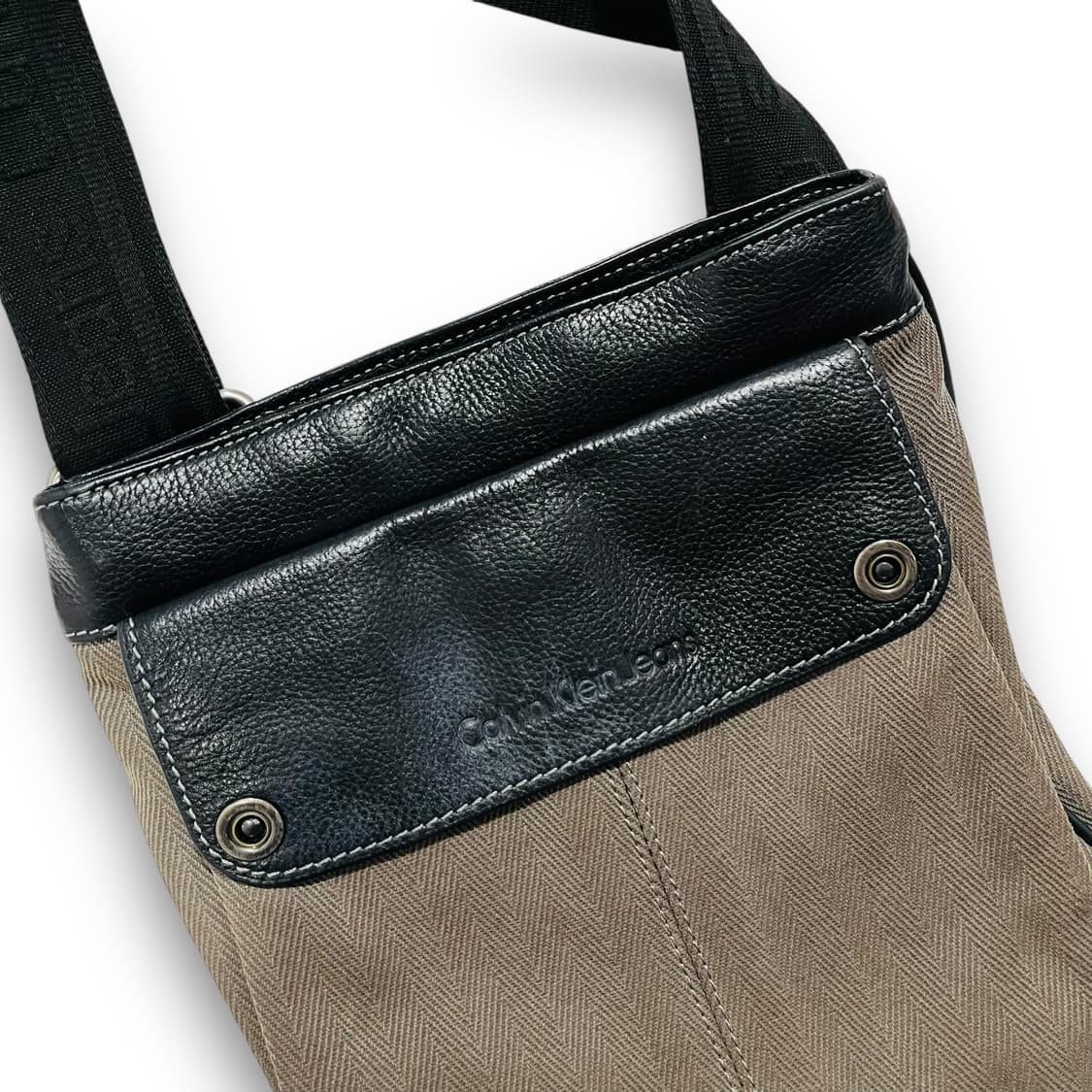 캘빈 클라인 소가죽 디테일 메신저 크로스백 상품이미지3