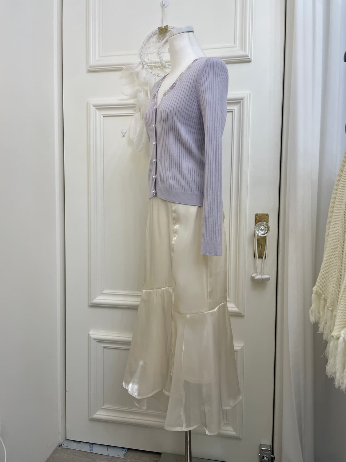 ivory glossy unbalance flare long skirt 상품이미지7