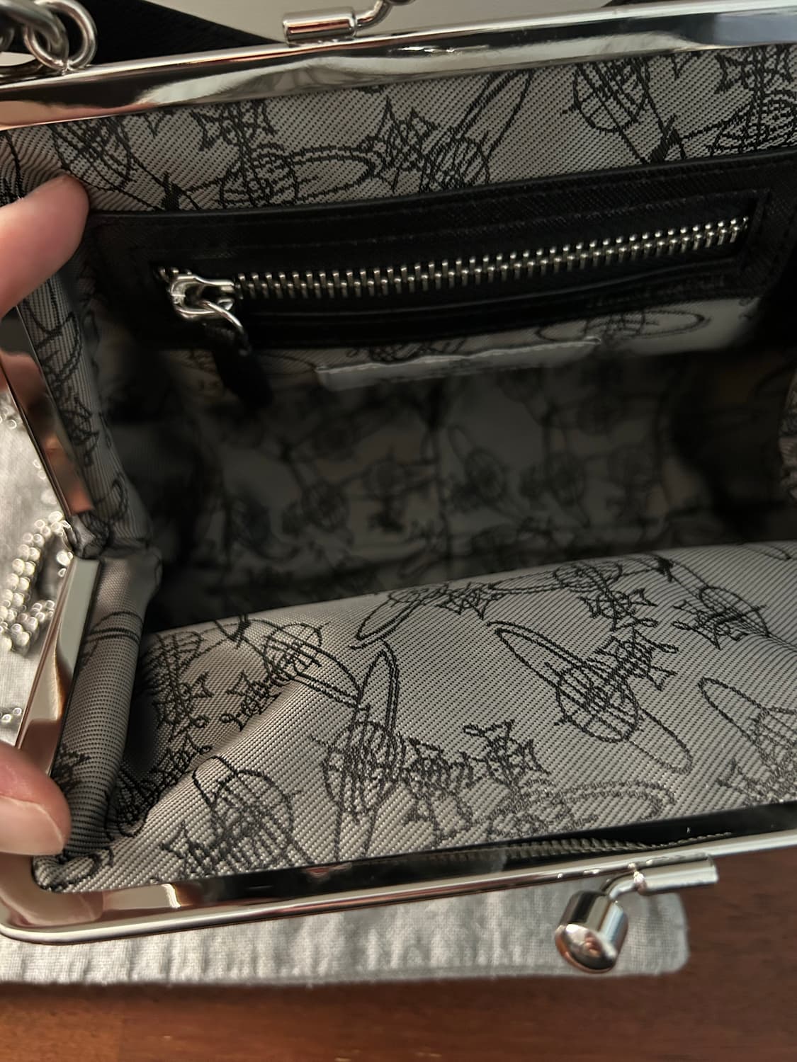 비비안 그래니 프레임 펄스 하트 오브 크로스백 (빨간하트) 팝니다. 상품이미지3