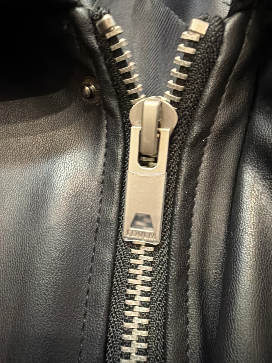 레이디 볼륨 오버핏 투 포켓 레더 자켓 상품이미지4