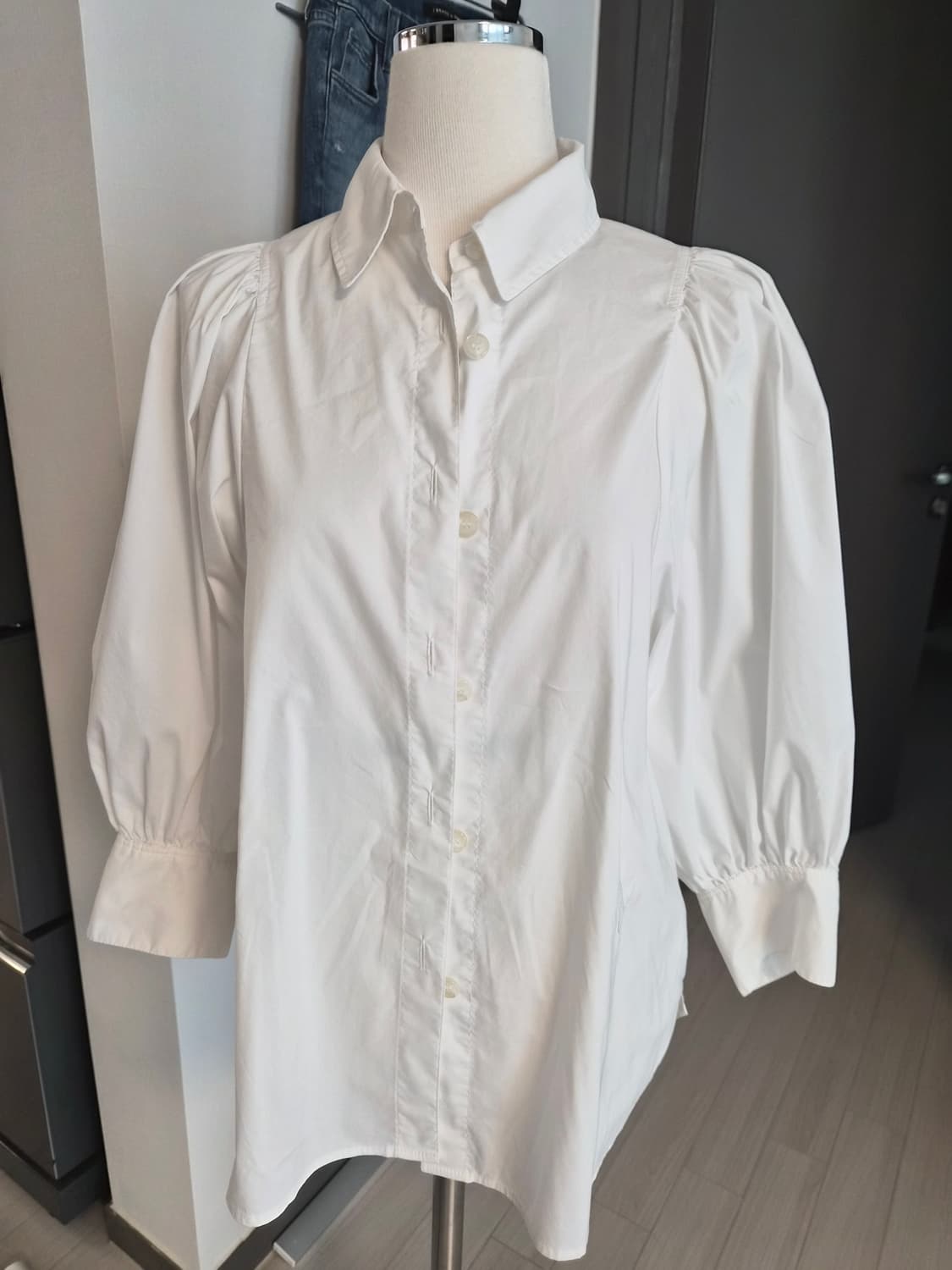 [쥬크/ZOOC] 정품 화이트 퍼프 소매 로고 자수 블라우스 (55사이즈 상품이미지2