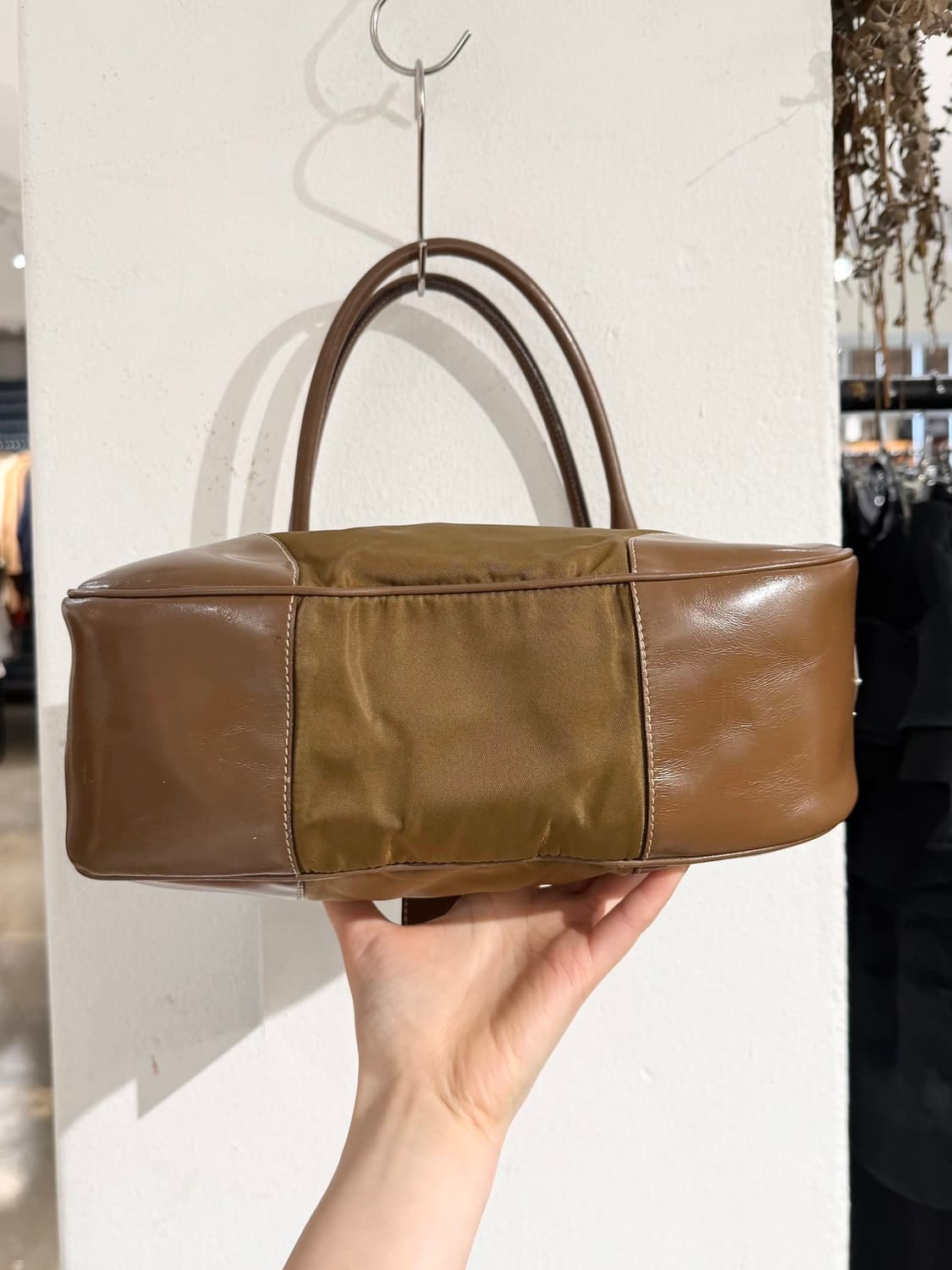 프라다 브라운 테수토 문 나일론 레더 숄더백 상품이미지6