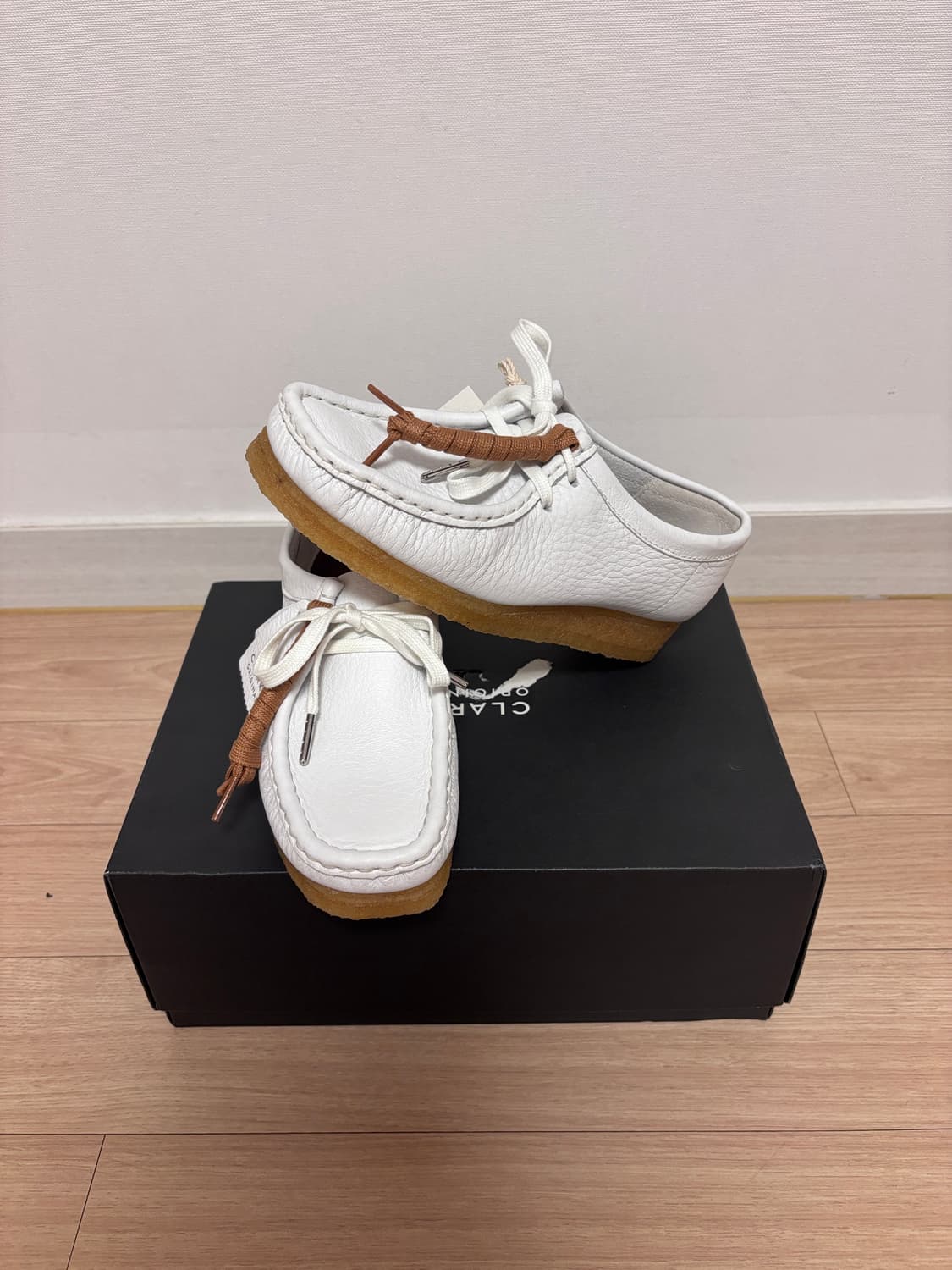 새상품) 240 클락스 왈라비 화이트 상품이미지1