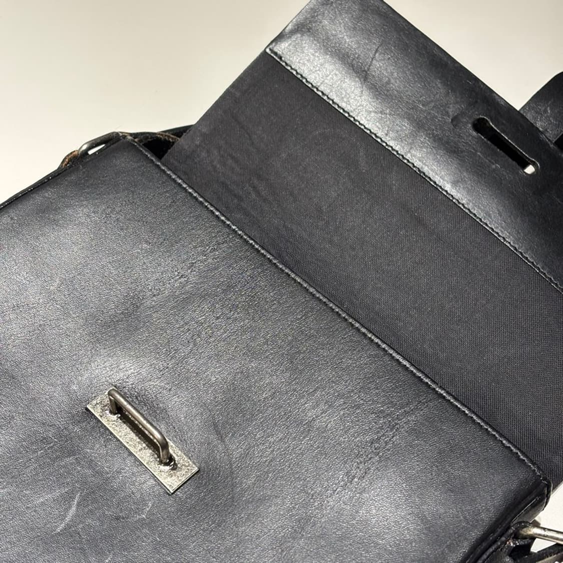 드리스 반 노튼 레더 크로스백 상품이미지3