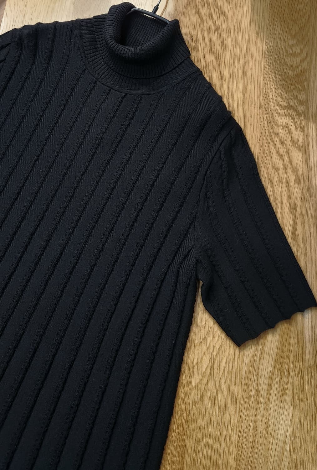 COS 코스 블랙 골지터틀넥 플리츠 니트원피스 상품이미지4