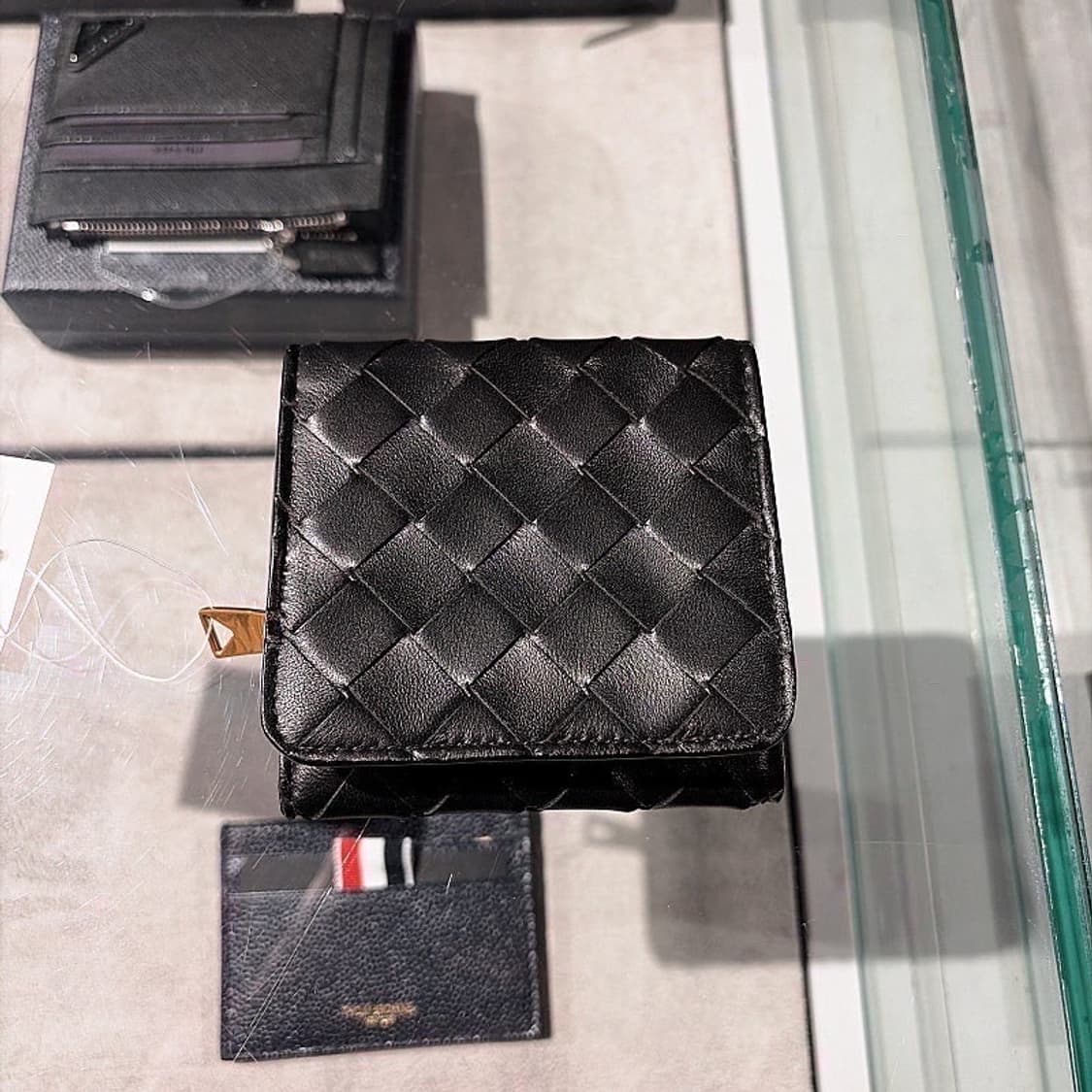 (정품/새상품) 보테가베네타 여성 블랙 인트레치아토 위빙 트라이폴드 지갑 상품이미지1