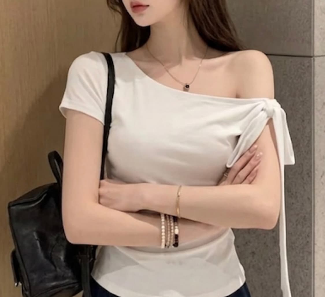화이트 오프숄더 매듭 반팔 티셔츠 상품이미지1