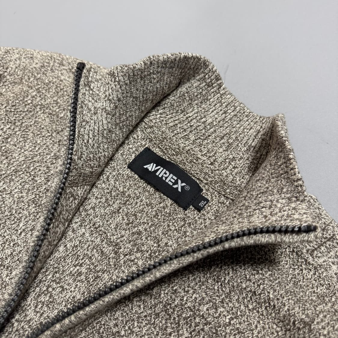 아비렉스(AVIREX) 베이지컬러 양면 패치 로고 하이넥 더블 집업 니트 상품이미지3