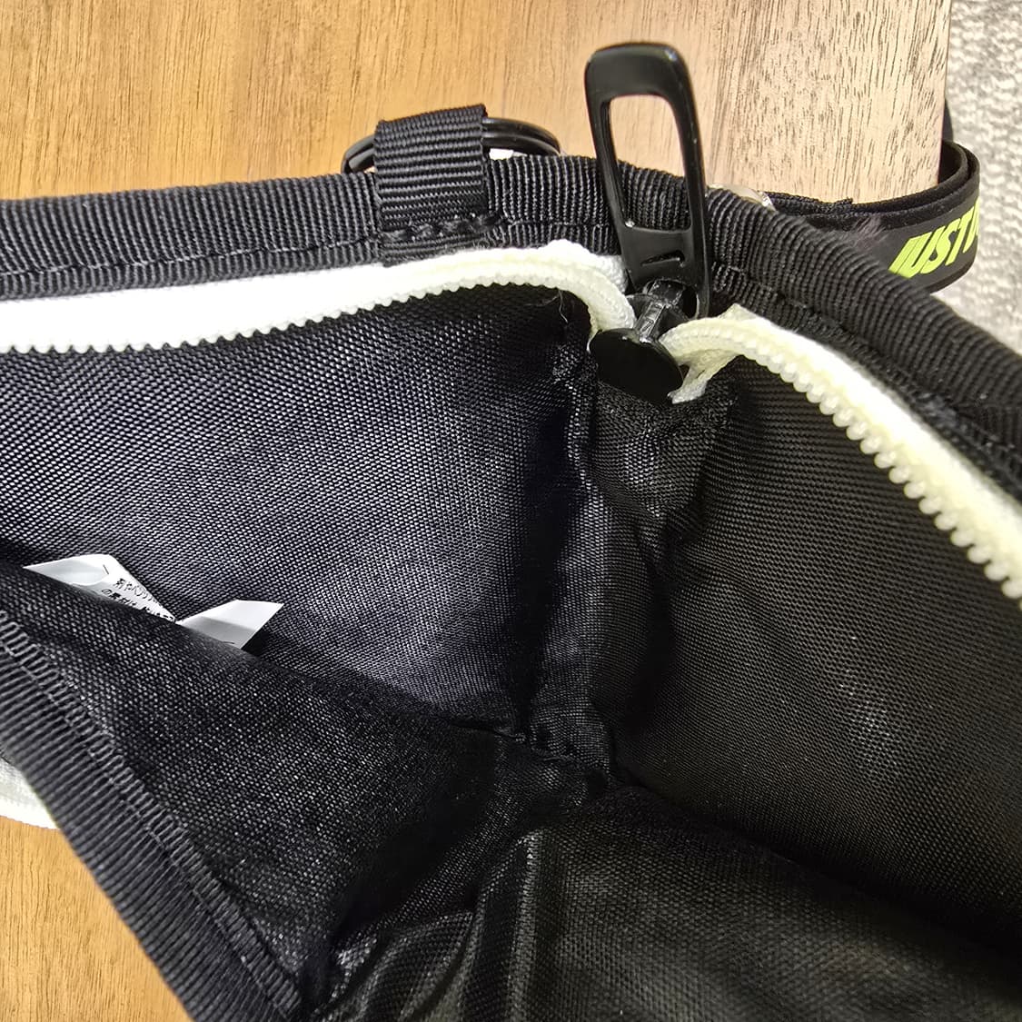 나이키 카드지갑 넥 월렛 지퍼형 트래블 지갑 블랙 (스트랩 포함) 상품이미지5