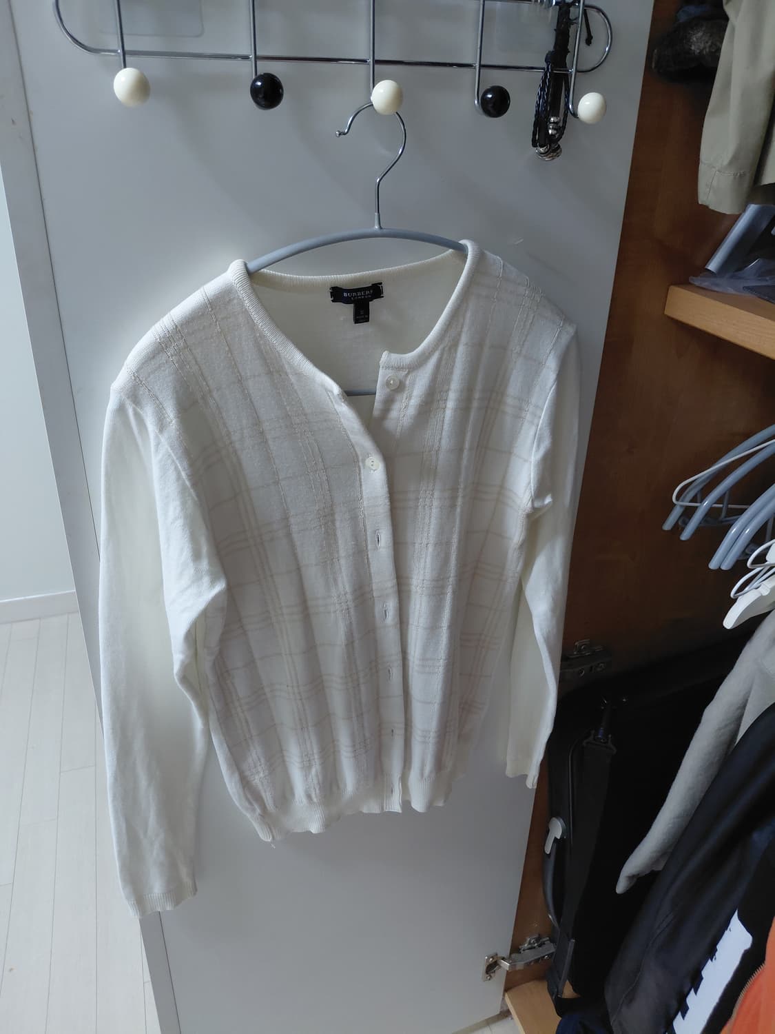 버버리 런던 가디건 화이트  상품이미지1