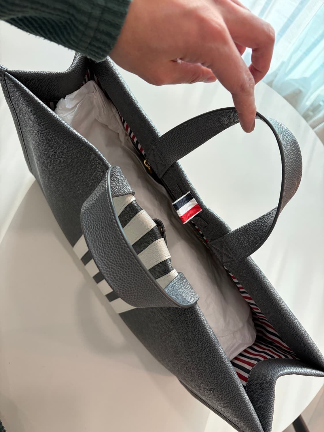 톰브라운 4-바 페블 그레인 레더 스퀘어 토트백 상품이미지3