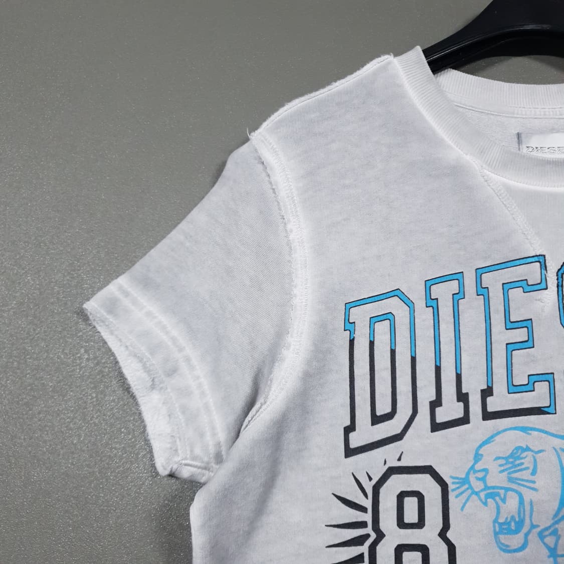 여성 55) 디젤 아치 빅로고 84 그래픽 워싱 라운드넥 반팔 티셔츠 상품이미지3