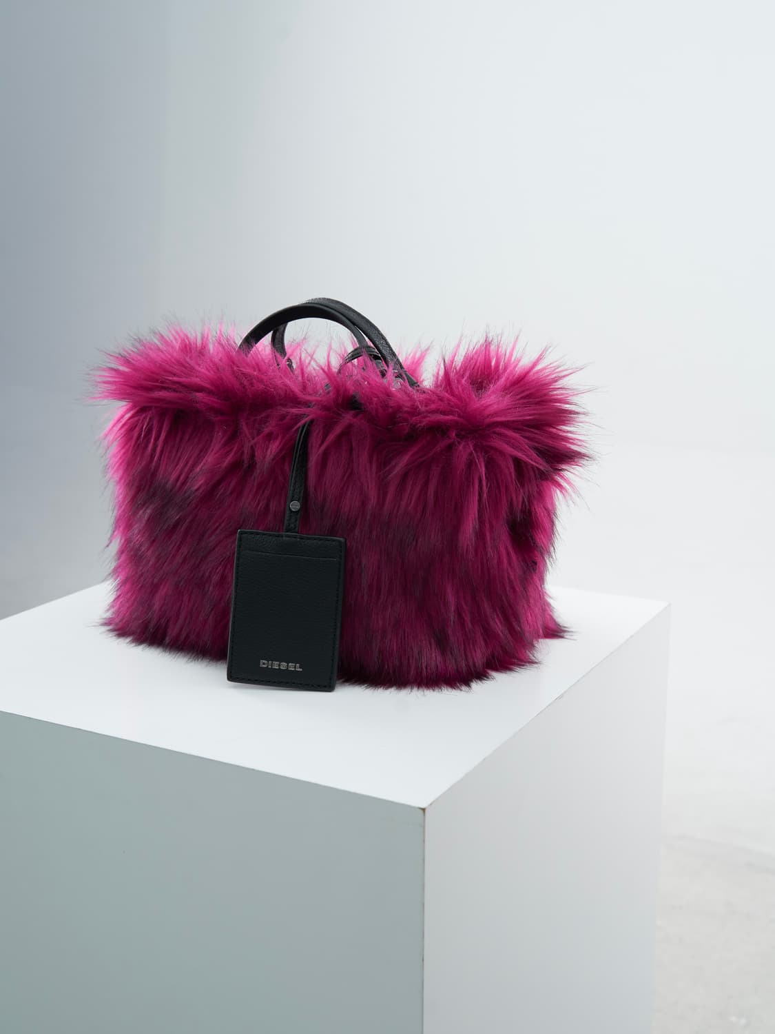 DIESEL reversible pink fur cross bag 상품이미지4