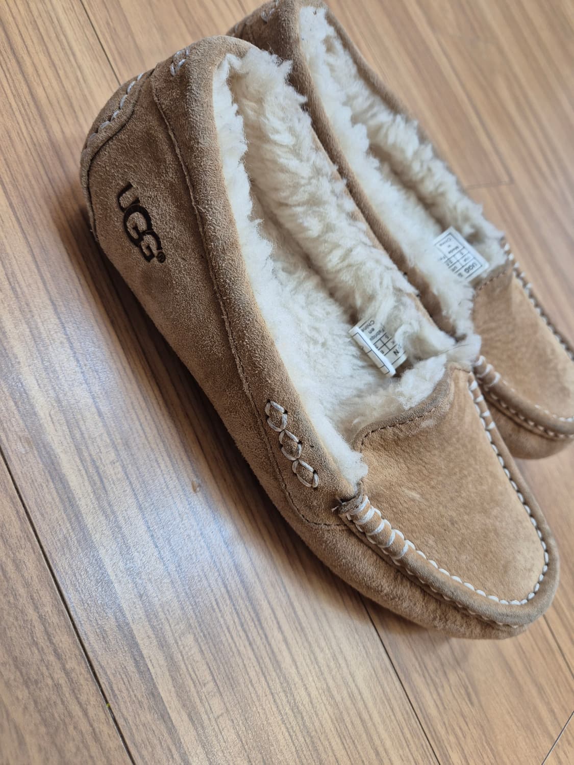 어그 모카신 슬리퍼 단화입니다. 부드러운 스웨이드 재질이라 고급스러워요. 상품이미지2