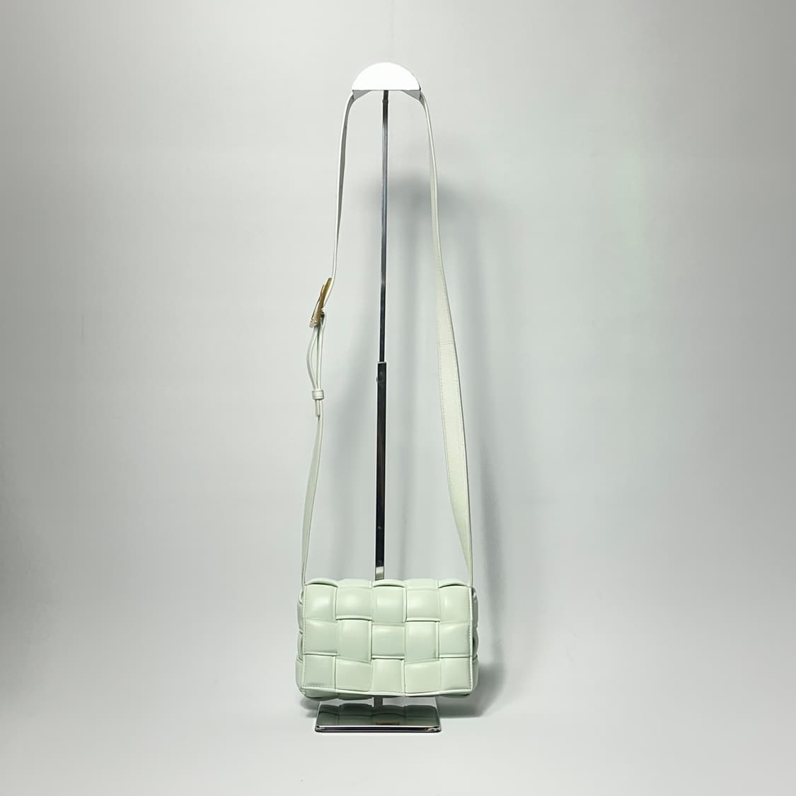 보테가베네타  패디드 카세트 크로스백 상품이미지3