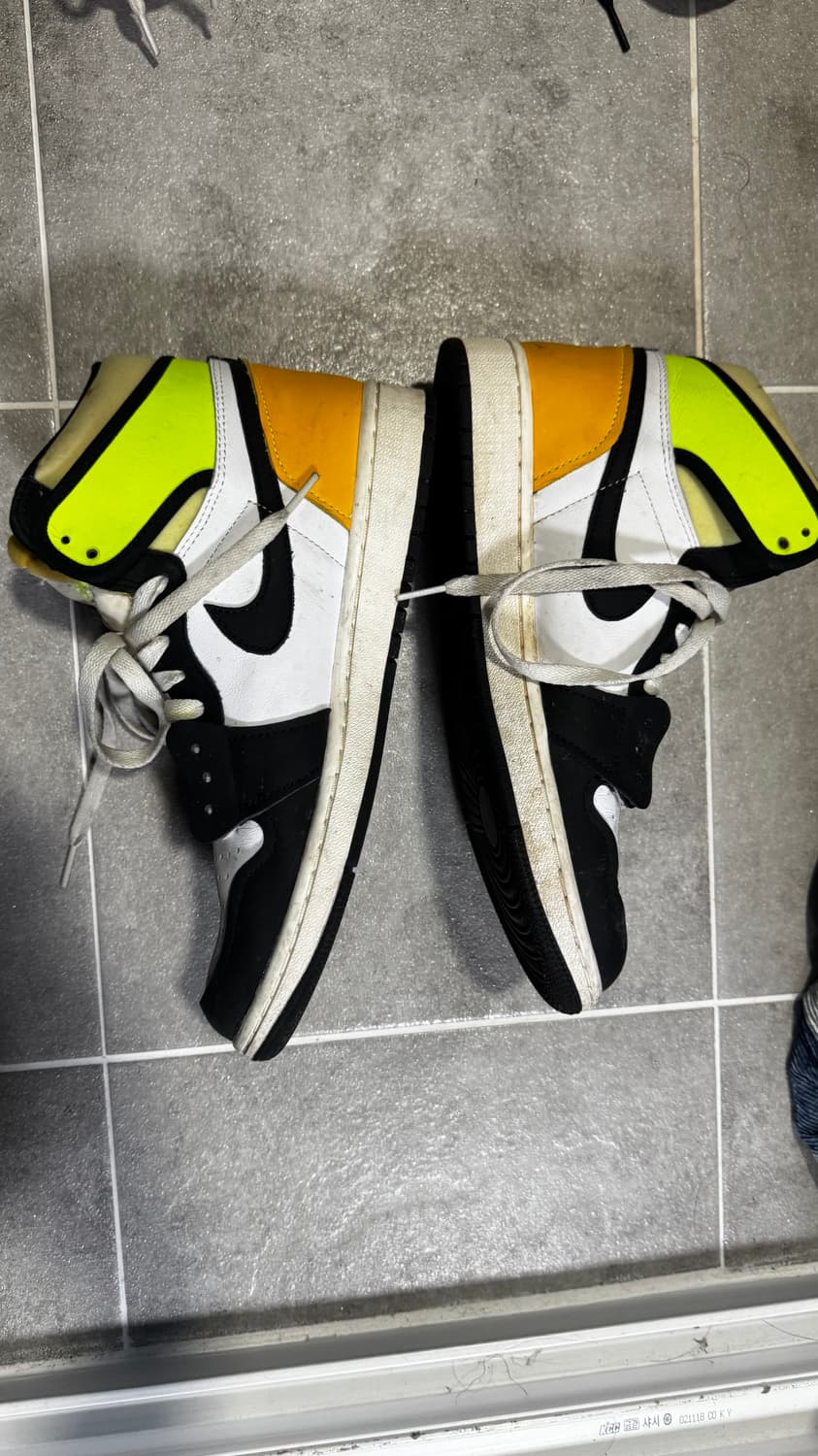 나이키 에어 조던 1 레트로 하이 OG 볼트 골드 상품이미지2