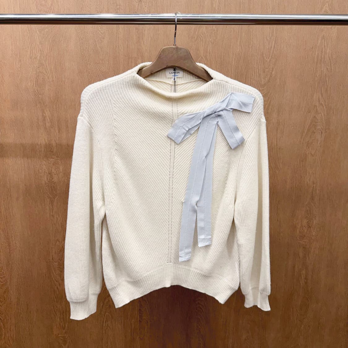 랑방 온 블루 하프넥 긴팔 울 니트 세로 립 블루 리본 디테일 아이보리 상품이미지2