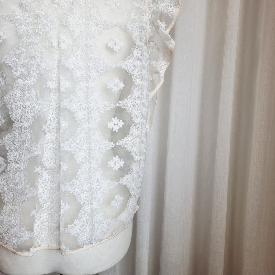 안팔렸으면 하는 마음으로 올리는 산드로 레이스자수 시스루 블라우스 상품이미지8