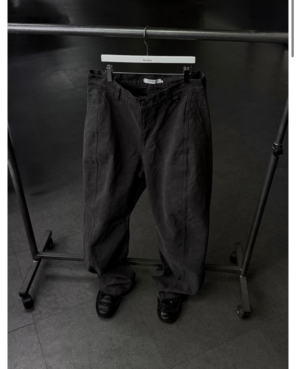 아르반 x prtprtshop 파시드 코어 커브드 팬츠 느와르 차콜 상품이미지2