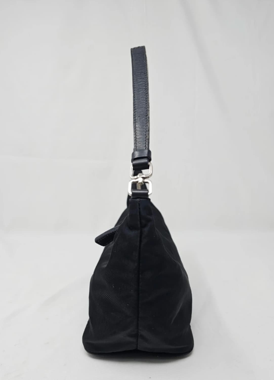 정품 프라다 블랙 나일론 호보백 상품이미지4