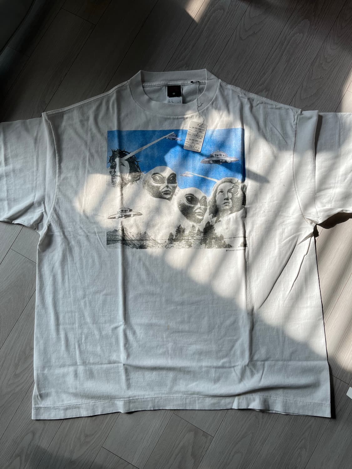 세인트 마이클 x 션 우더스푼 키키 숏슬리브 티셔츠 화 이트 - 25SS 상품이미지1