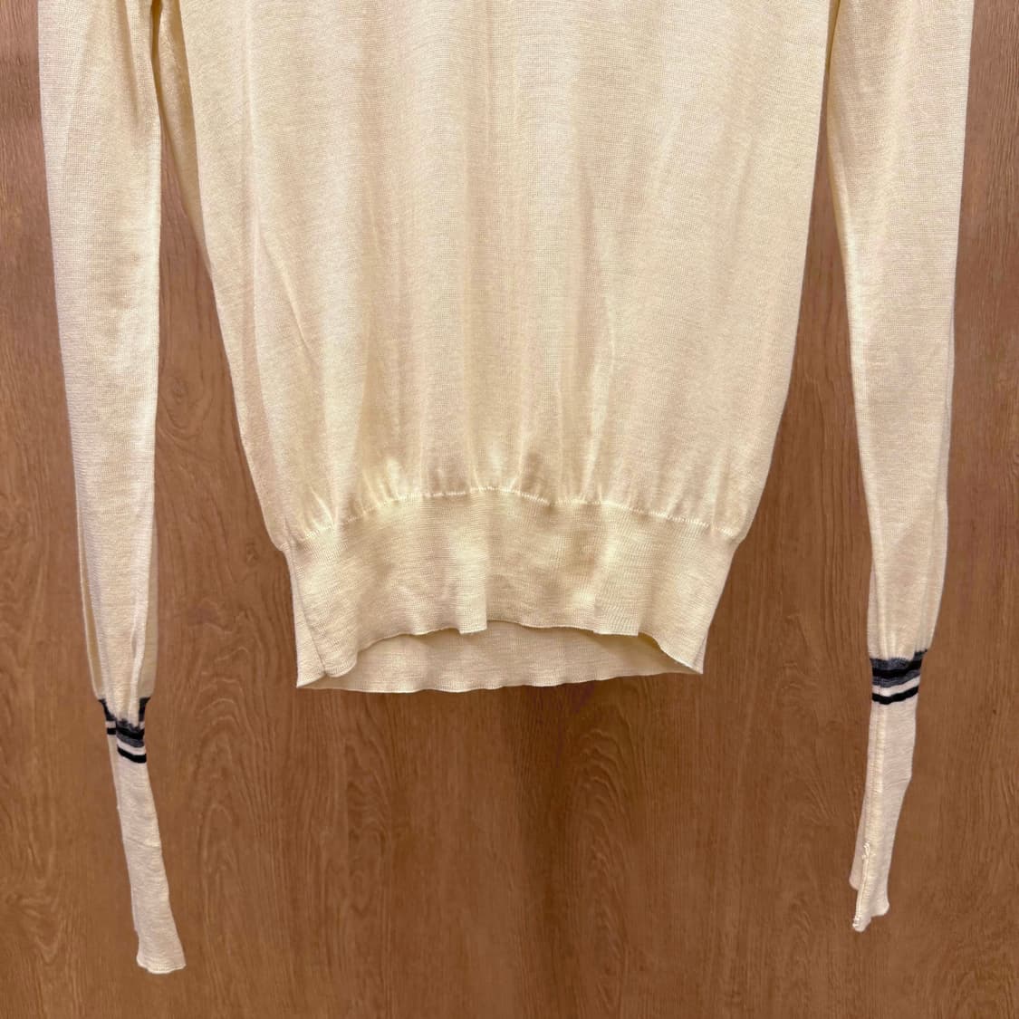 폴스미스 브이넥 긴팔 니트 소매 스트라이프 디테일 아이보리 상품이미지5