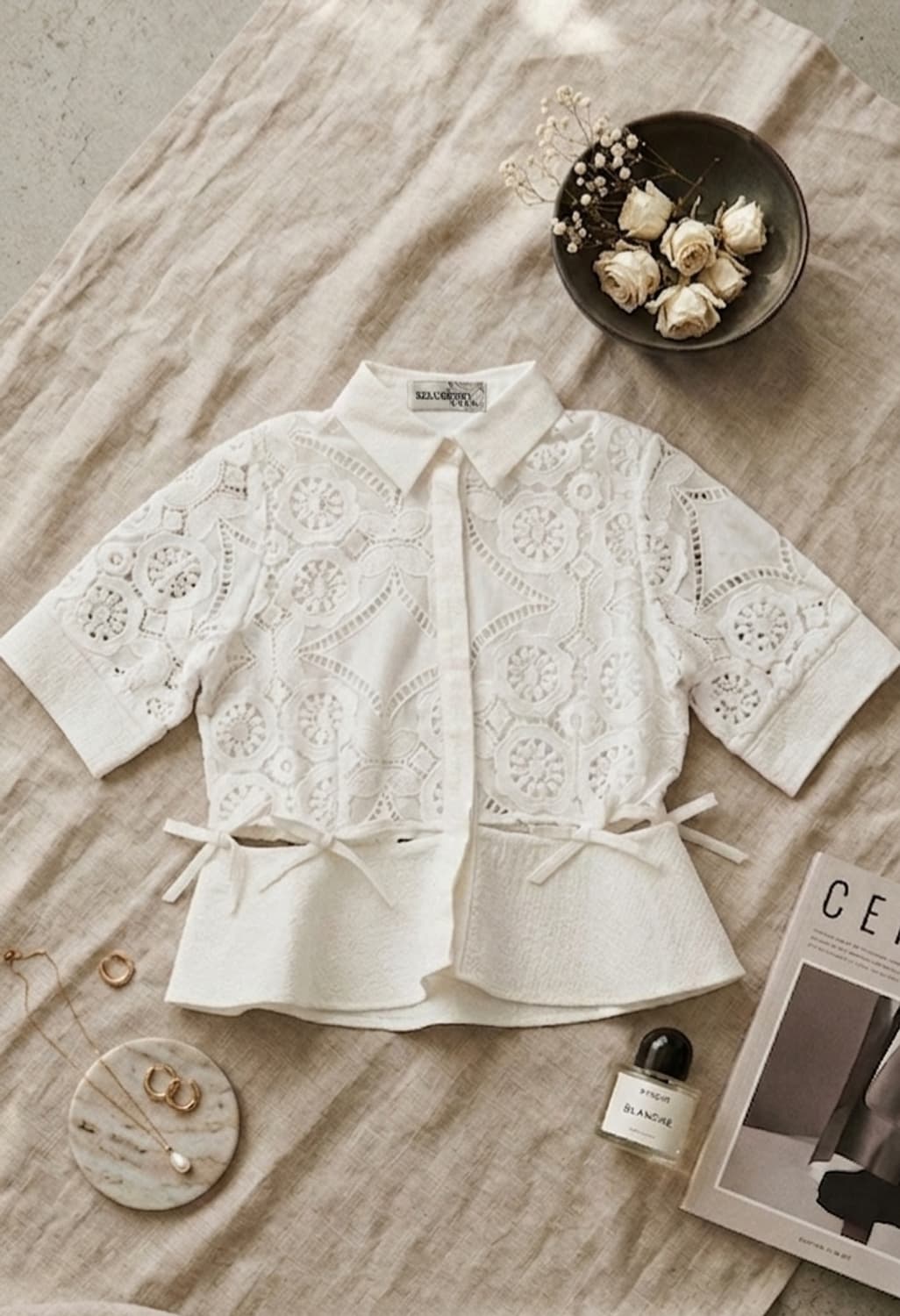 유니크 레이스 컷아웃 페플럼 블라우스 상품이미지1