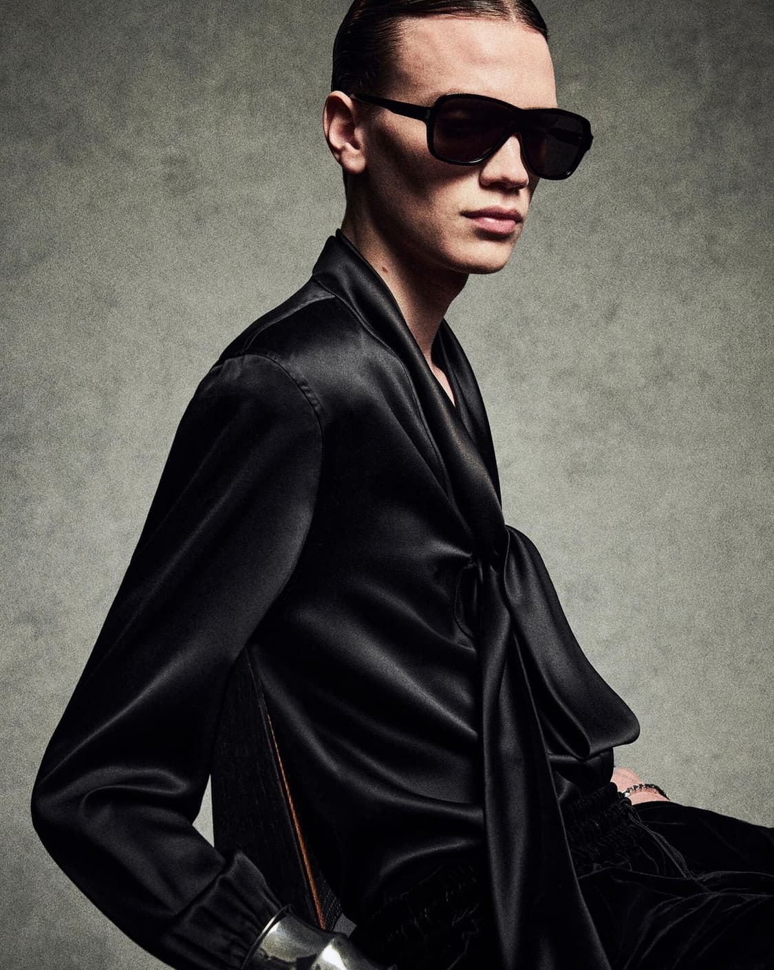 [강동원님 착용] 생로랑 23AW 실크 새틴 타이 셔츠 상품이미지1