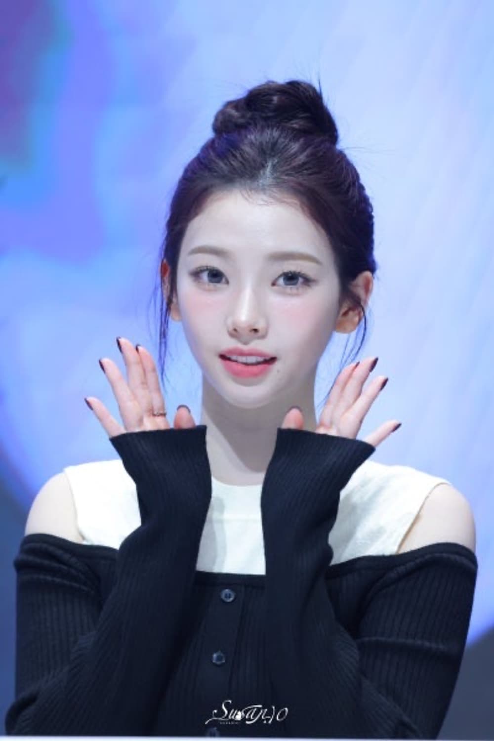 레이브 숄더컷 니트 카리나 착용 상품이미지1