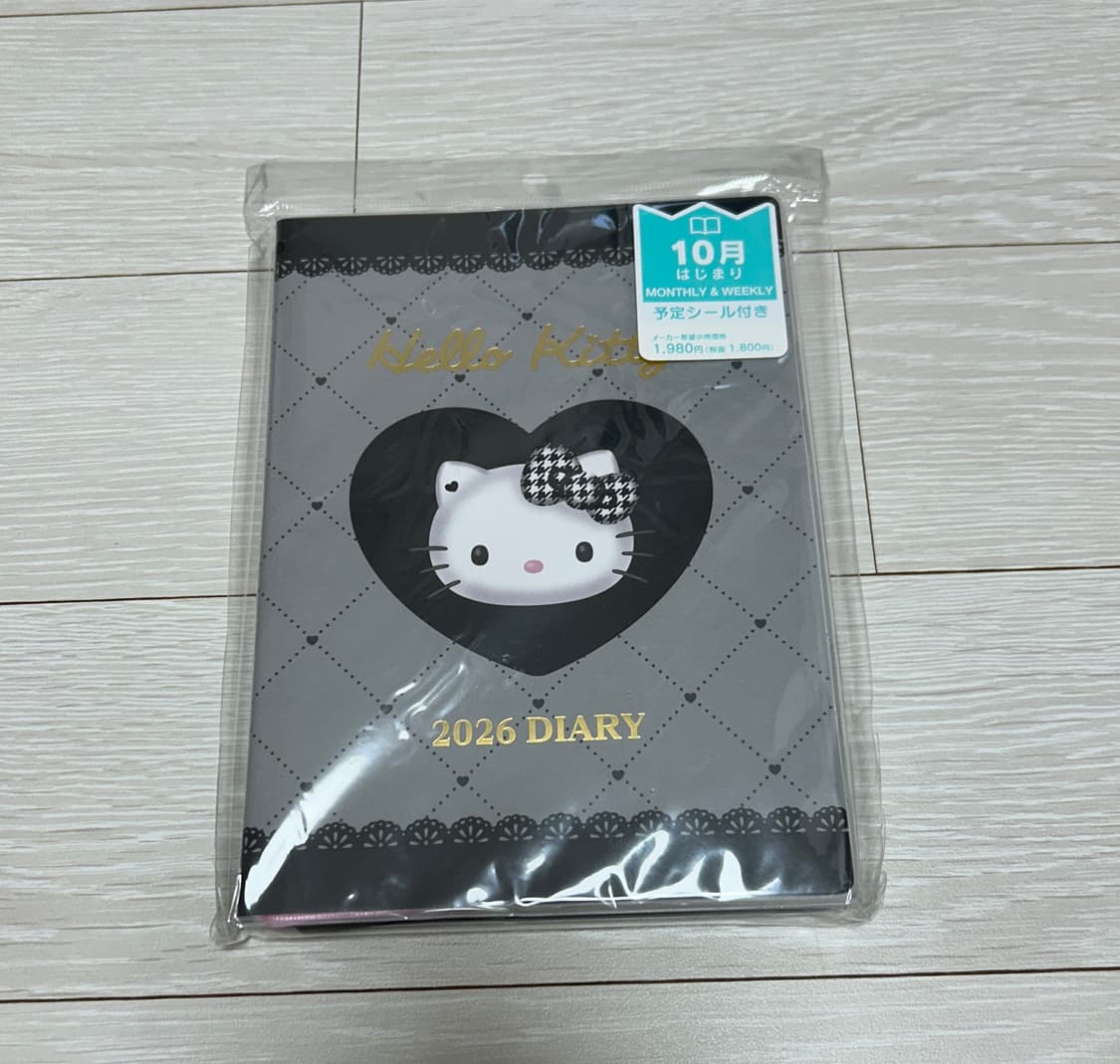 헬로키티 2026 다이어리 B6 블록형 블랙 하트 체크 상품이미지1