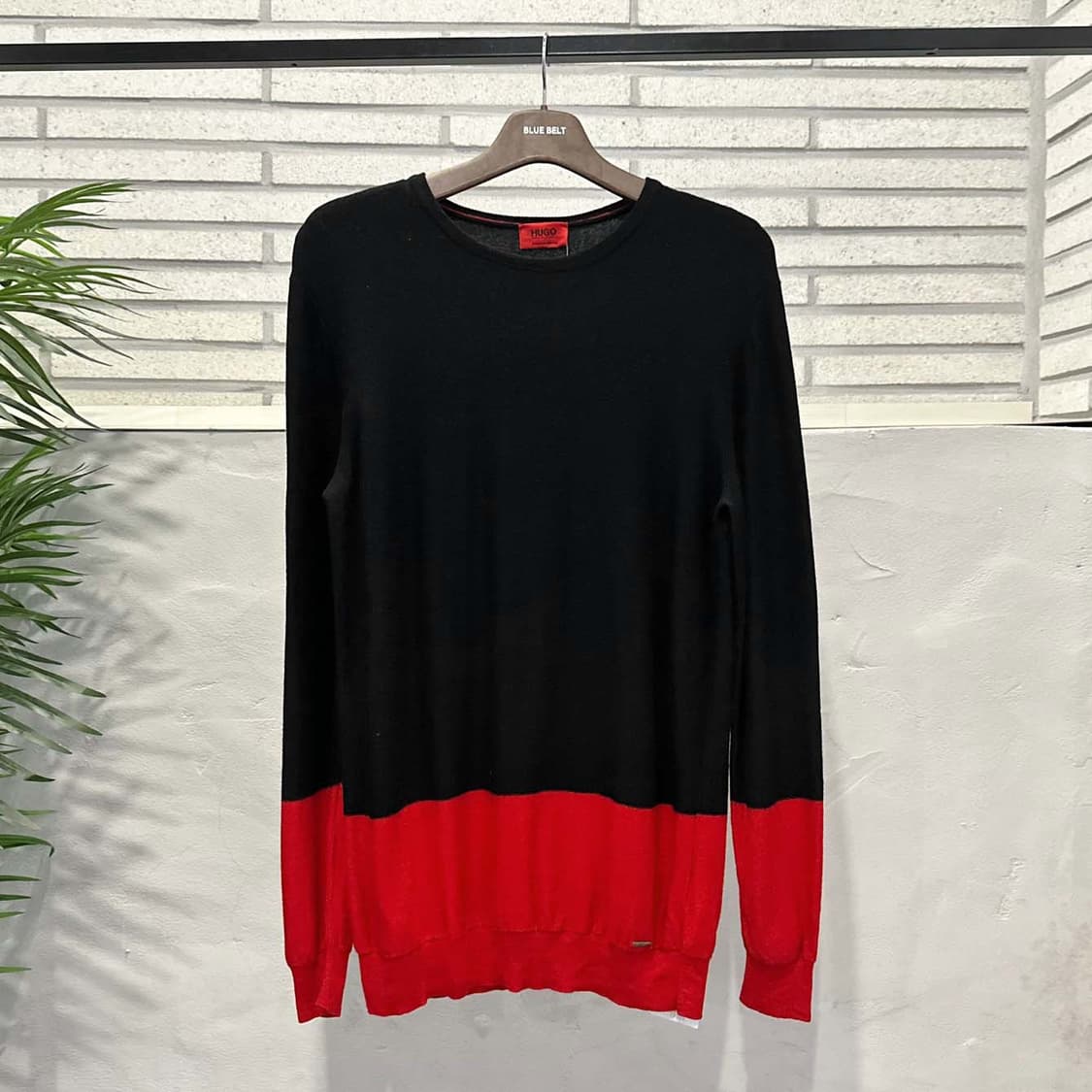 휴고보스 라운드넥 울 니트 배색 밑단 로고 플레이트 디테일 블랙 레드 상품이미지2