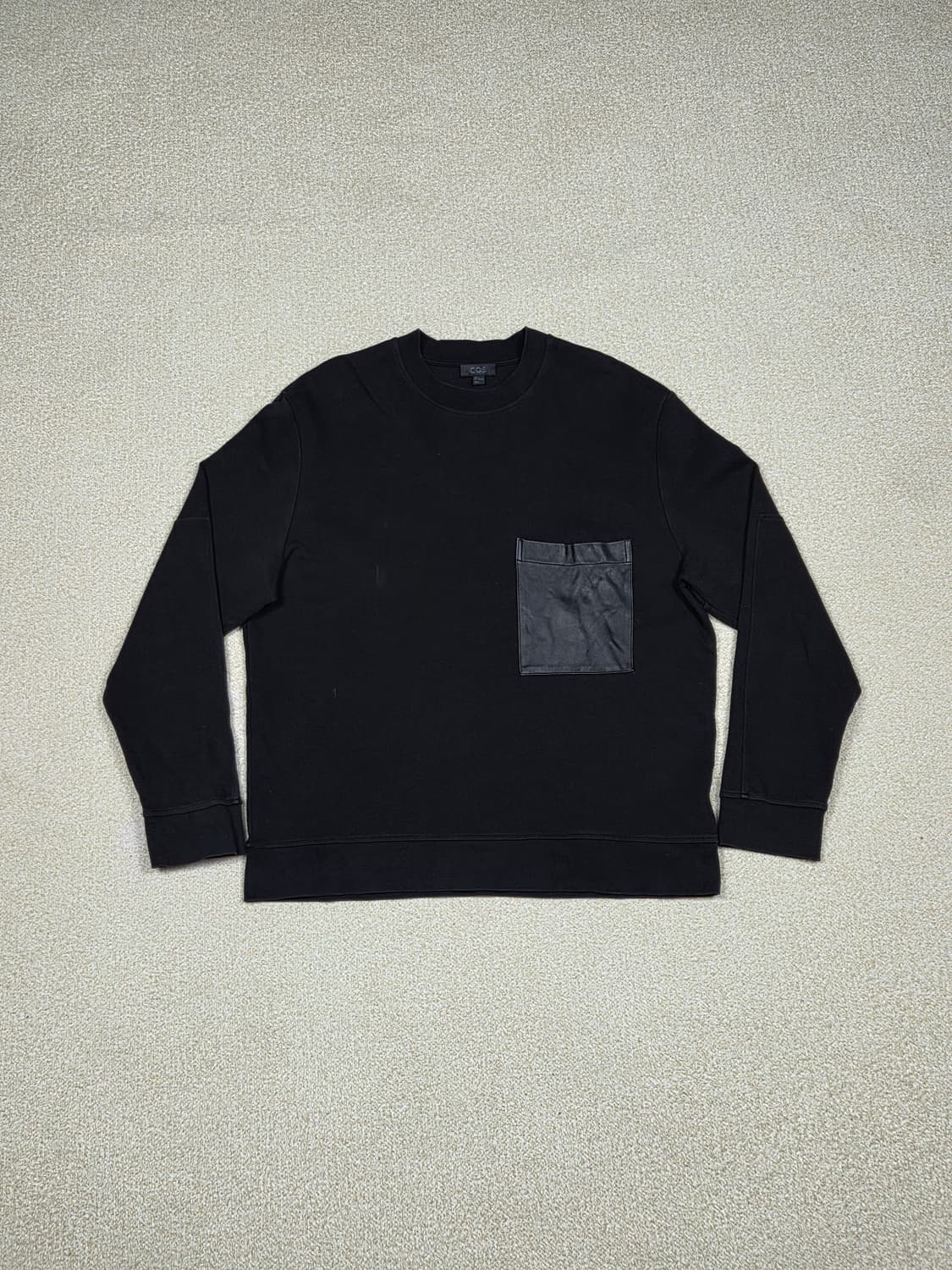 [코스] 리얼 레더 포켓 맨투맨 | 00281 상품이미지1