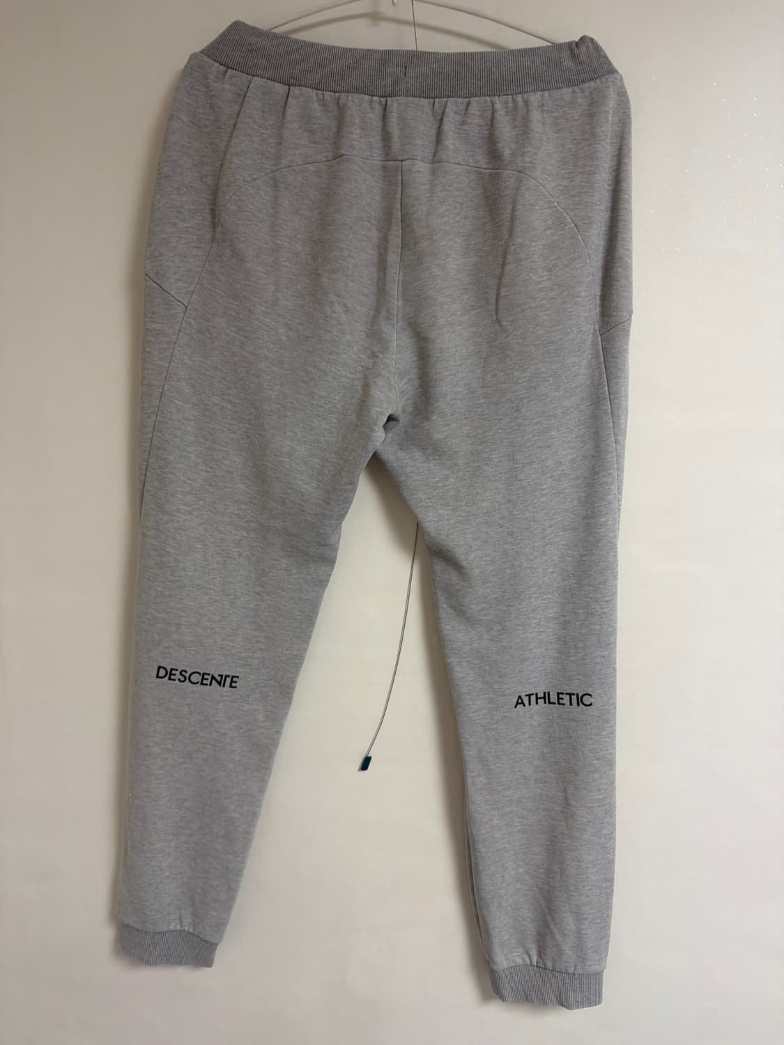 데상트 그레이 슬림핏 조거 트레이닝 팬츠 상품이미지2