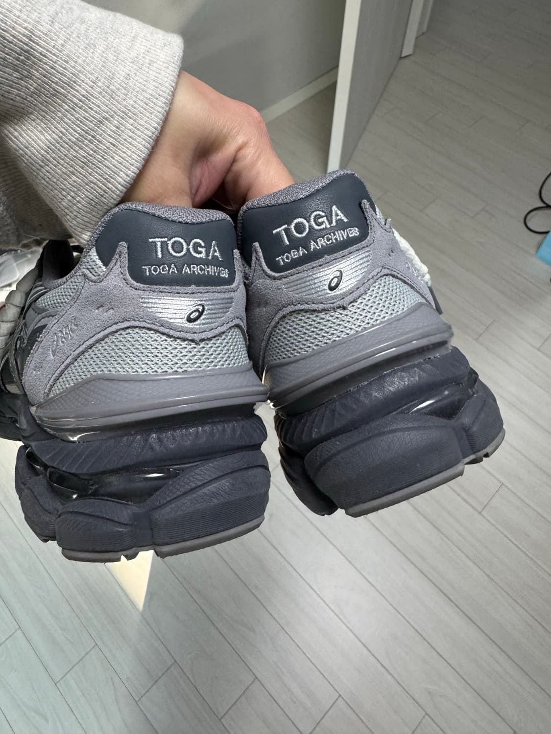 (275) 아식스x토가 젤 큐물러스 16 그레이 블랙 퓨어 실버 상품이미지3